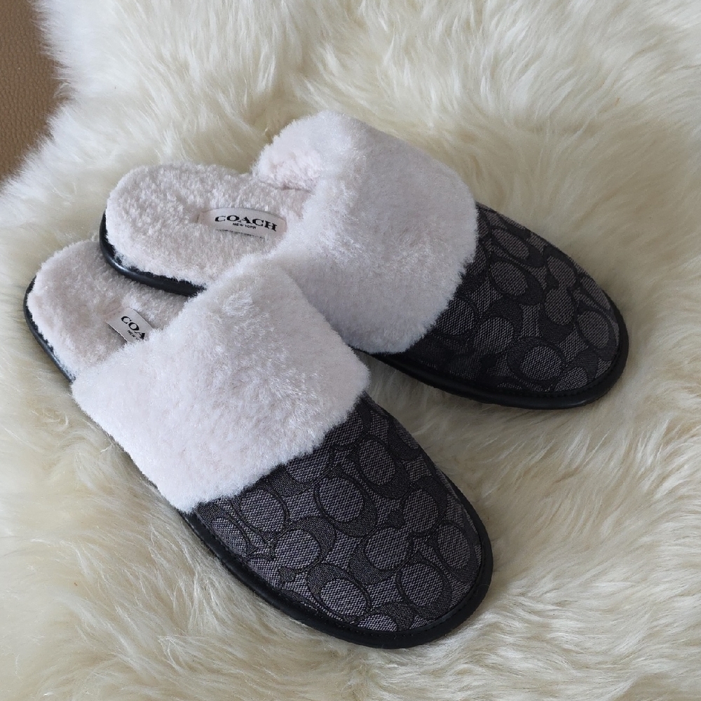 Beautiful NWOT Coach Signature Black Faux Sherling Women's Slippers 🖤❤️🤍🎁